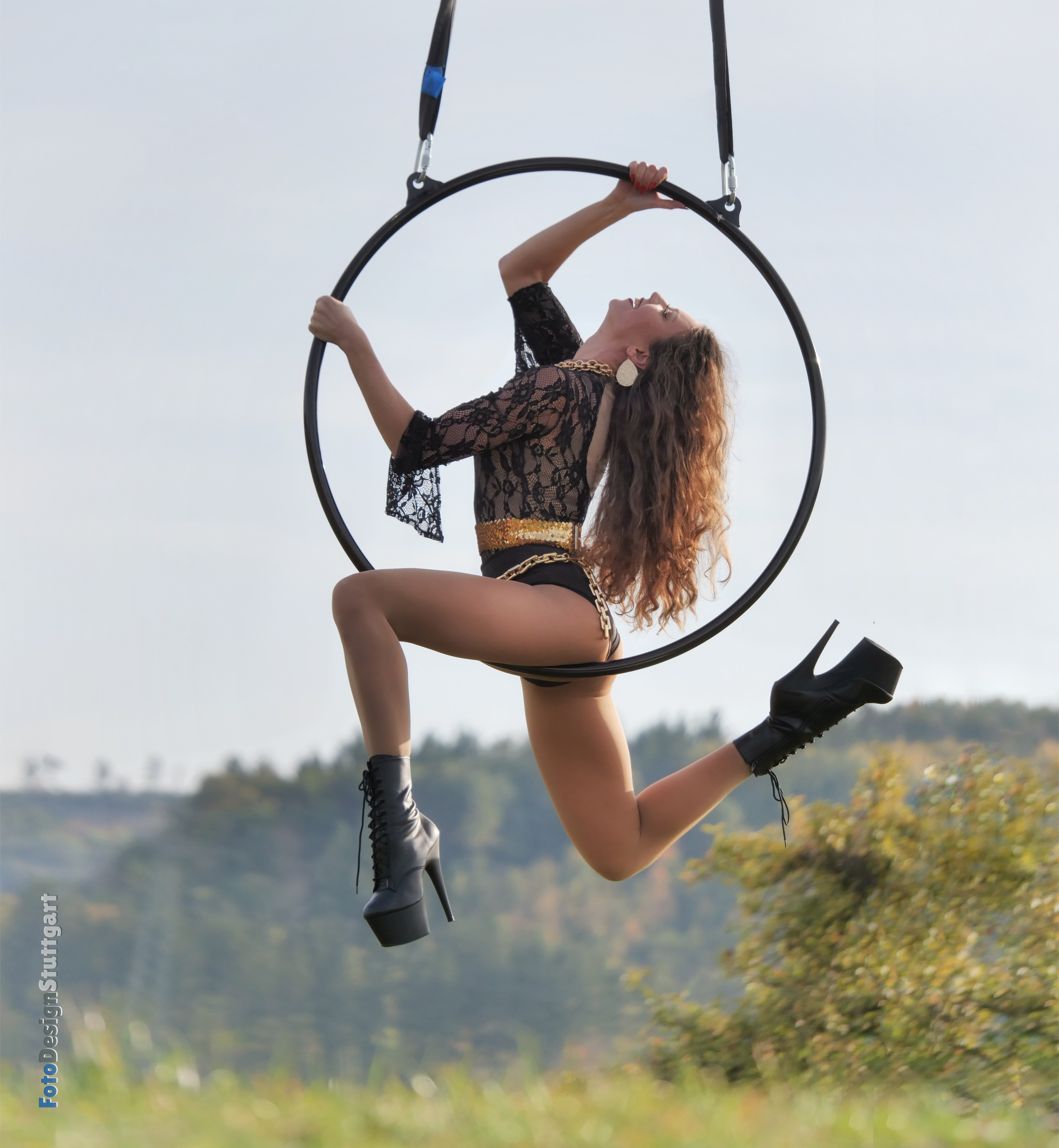 Model Jenny Rush Dance mit blauem Subaru Sportscar Tuning in Schwäbisch Hal