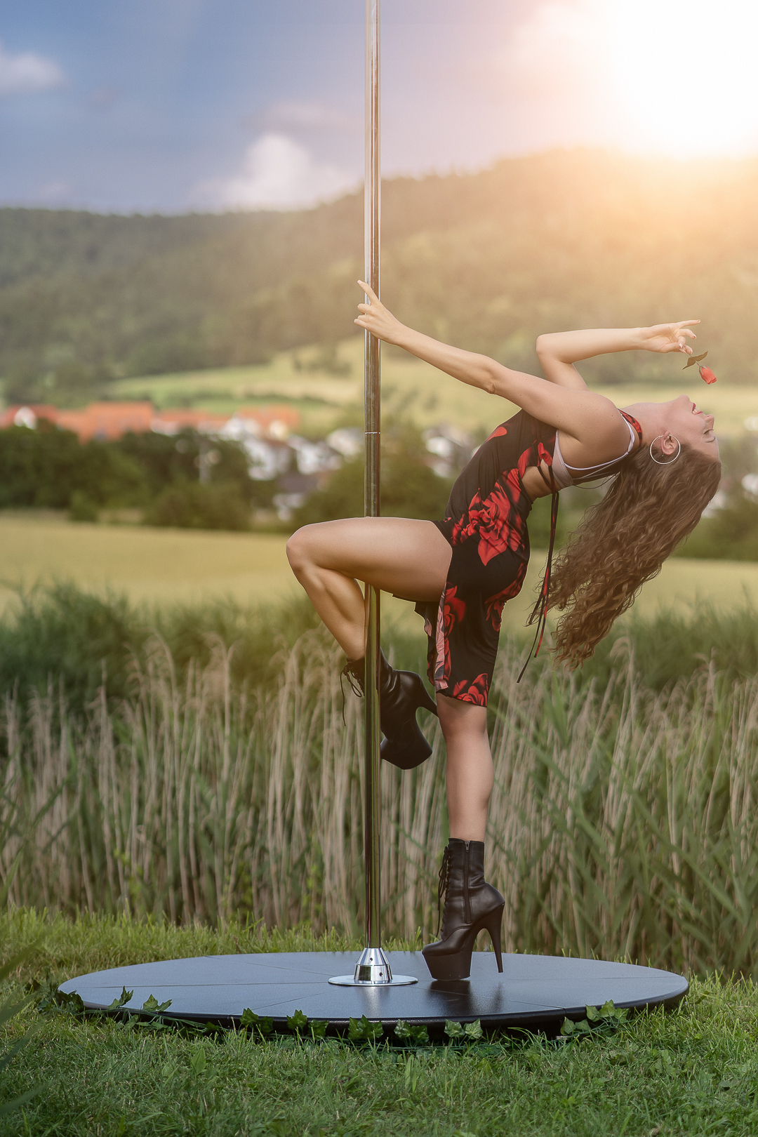 Model Jenny Rush Dance mit blauem Subaru Sportscar Tuning in Schwäbisch Hal